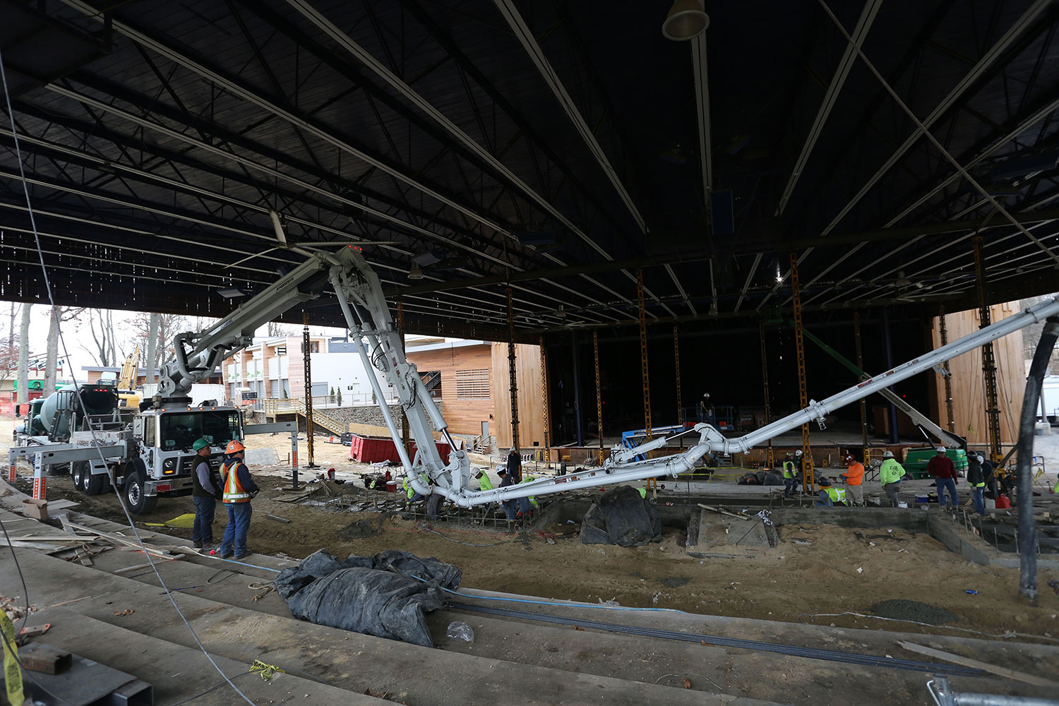 boom pump pouring concrete