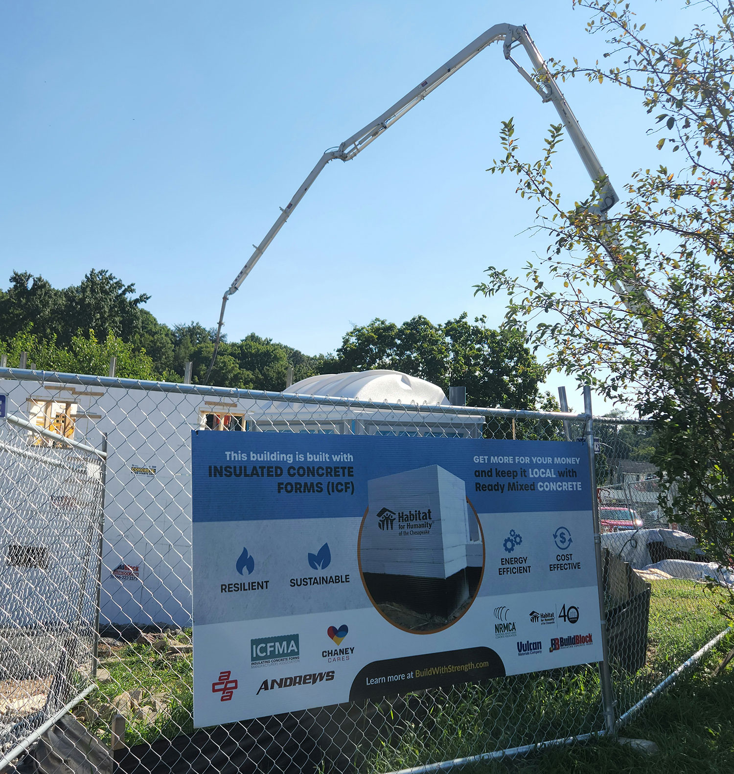 boom pump pouring concrete
