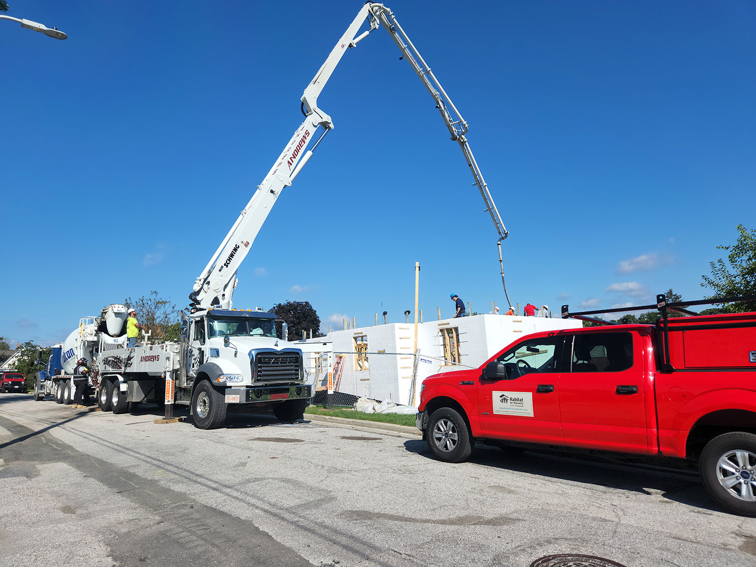 boom pump pouring concrete