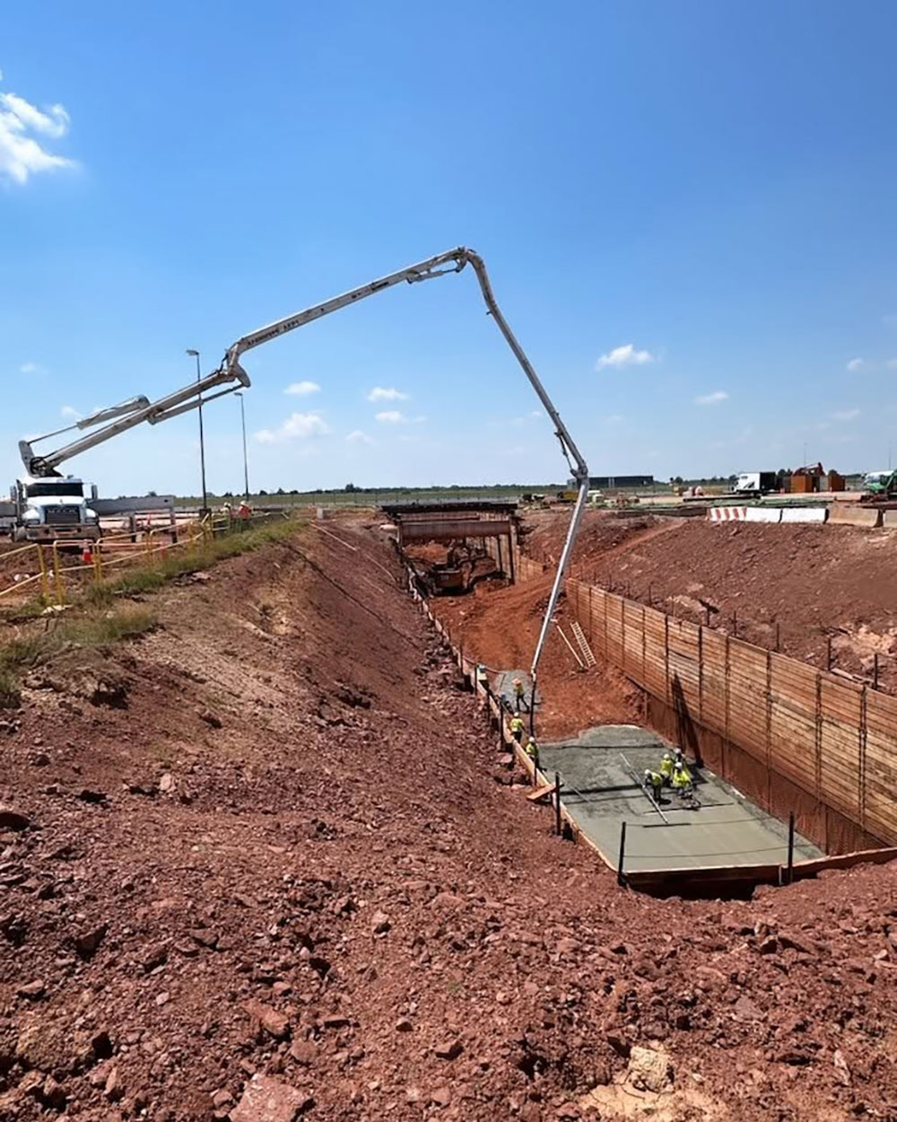 boom pump pouring concrete