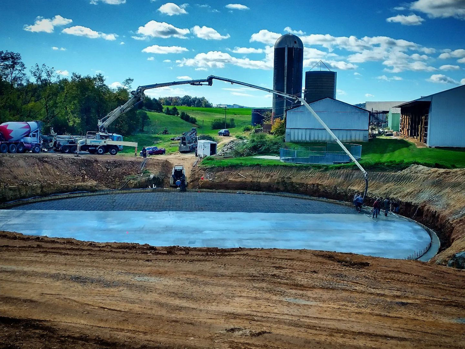 boom pump pouring concrete