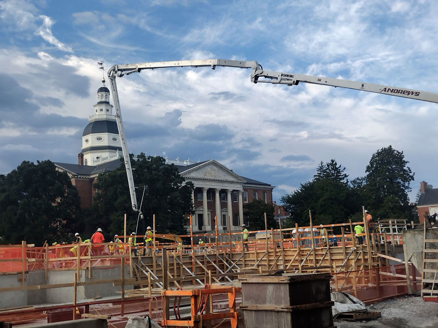 boom pump pouring concrete